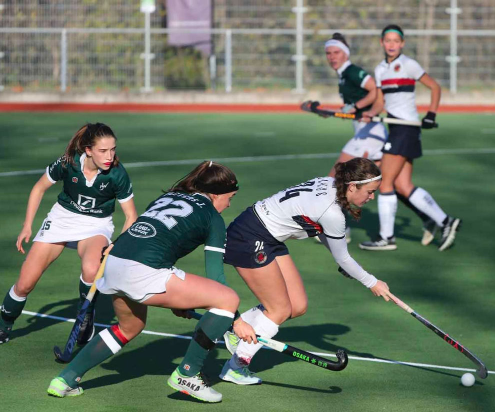 Photo d'un match de hockey féminin prise par Okay.be, client de l'agence Poush