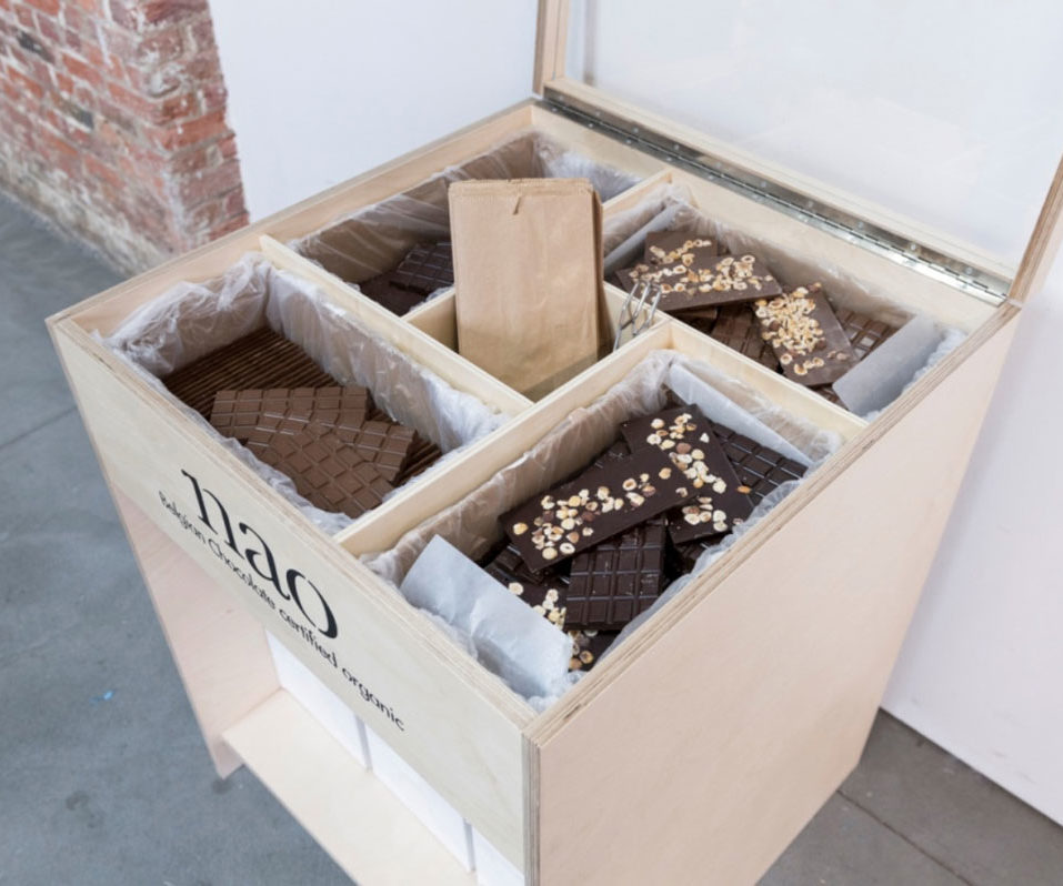 nao-image-une Meuble en bois avec les chocolats en vrac de Nao, client de l'agence digitale Poush