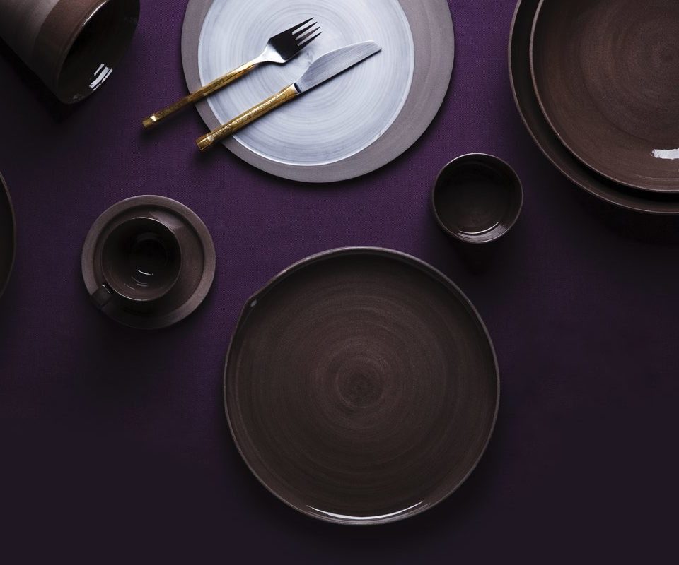oselaterre-image-une Assiettes, tasses et couverts réalisées en céramique par Ose la Terre, client de l'agence web Poush