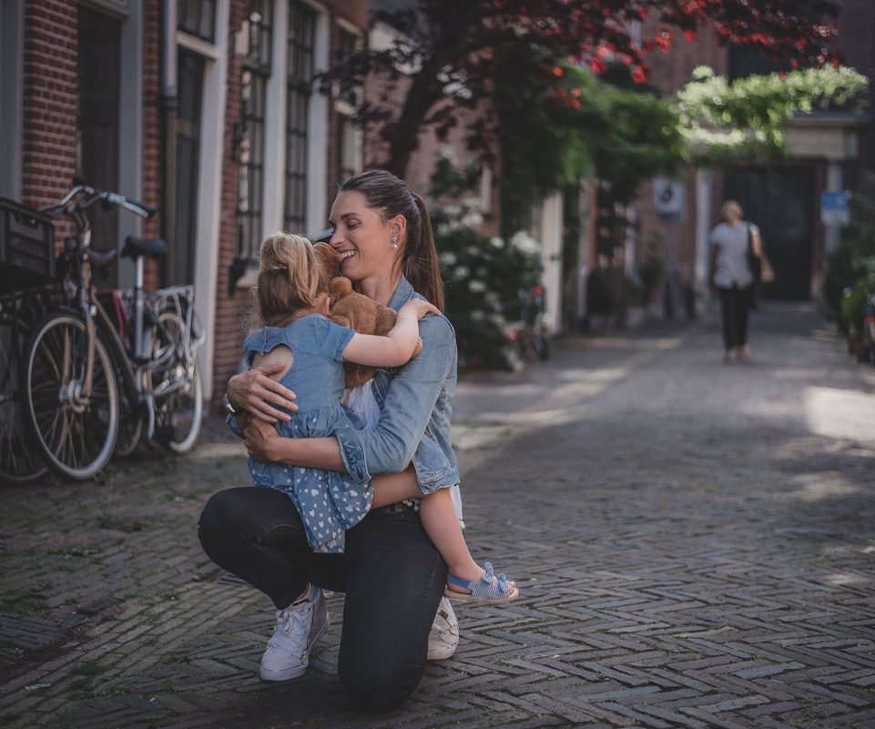 Femme qui enlace deux enfants dans la rue