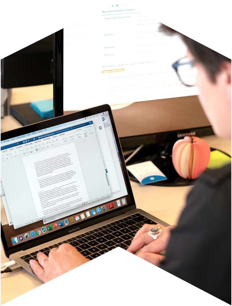 Membre de l'équipe de l'agence web Poush qui rédige un texte sur son ordinateur portable