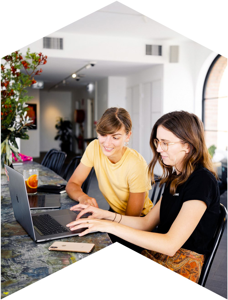 Deux femmes clients regardant un écran d'ordinateur