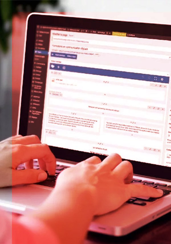 personne qui suit une formation web sur un ordinateur