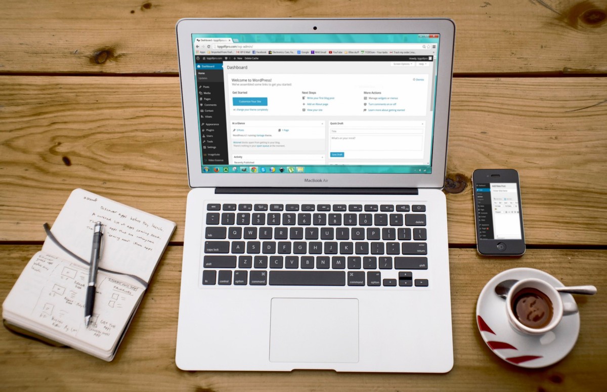 Ordinateur portable sur lequel est affichée l'interface de Wordpress, le CMS utilisé par Poush