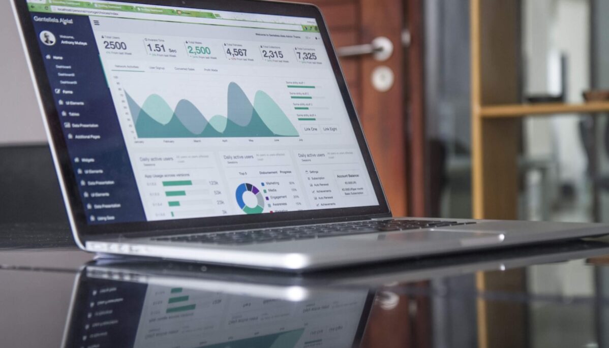 guide-trafic-site-internet Ordinateur portable utilisant Google Analytics
