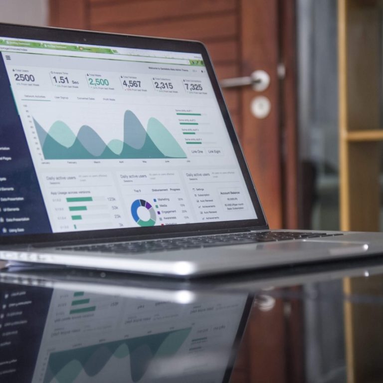 guide-trafic-site-internet Ordinateur portable utilisant Google Analytics