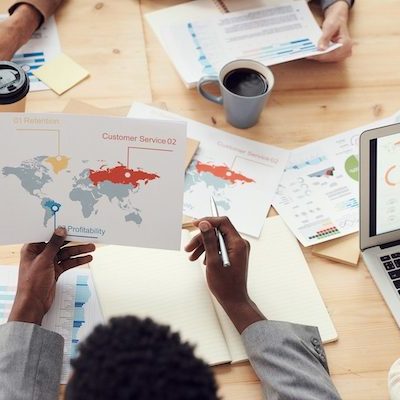 Equipe de l'agence webmarketing Poush autour de la table de réunion