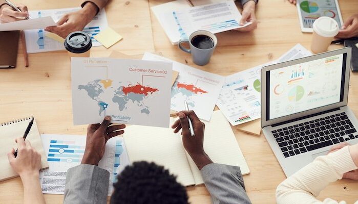 Equipe de l'agence webmarketing Poush autour de la table de réunion