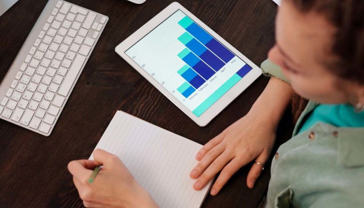 Femme brune qui analyse les données de trafic qualifié sur son site web