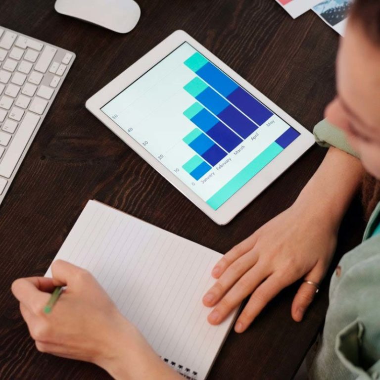 Femme brune qui analyse les données de trafic qualifié sur son site web