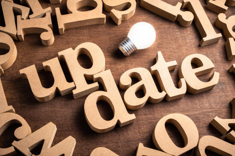 Des lettres en bois qui forment le mot "Update" avec une lampe