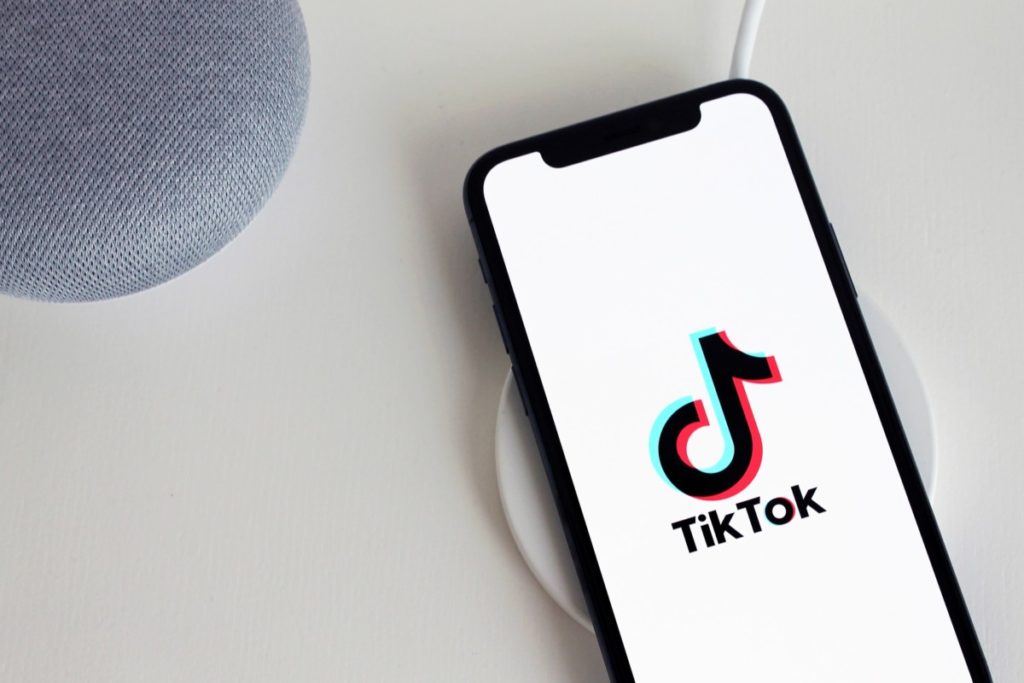 logo de tiktok sur un smartphone