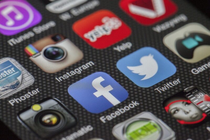 applications réseaux sociaux sur un smartphone