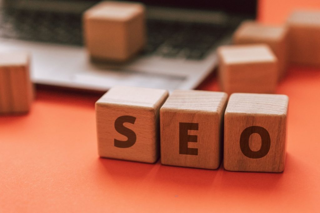 Lettres sur des cubes qui forment le mot SEO