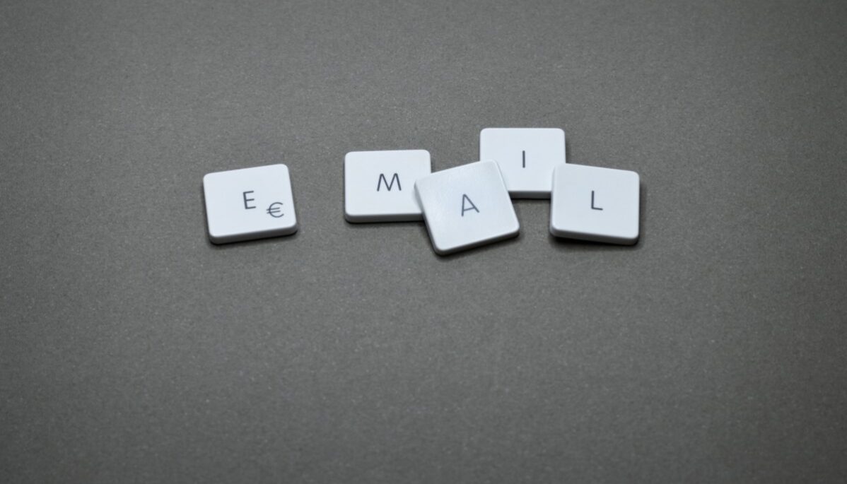 Lettres qui forment le mot email pour email automation