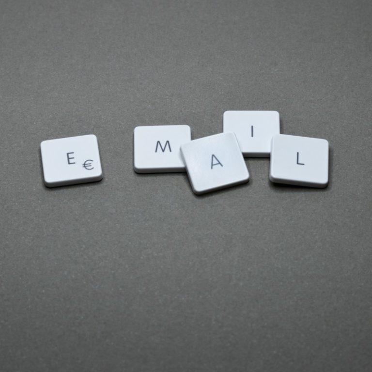 Lettres qui forment le mot email pour email automation