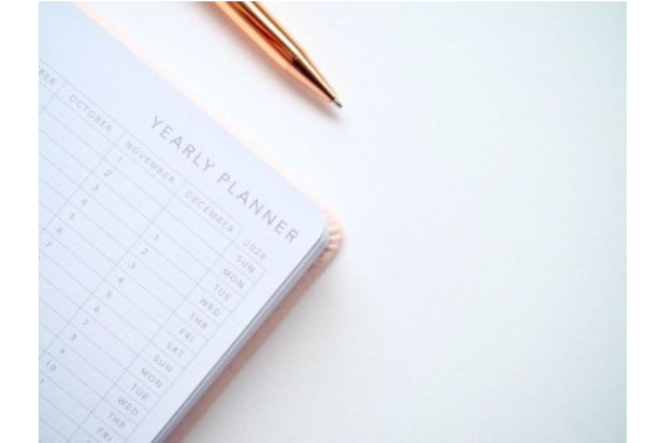 Agenda avec un bic pour planifier les actions de communication de Noël