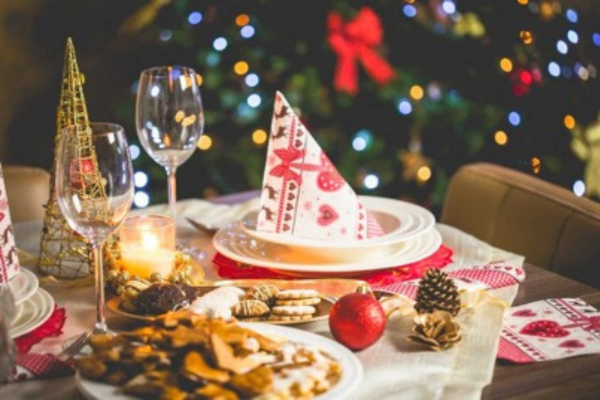 Table avec des nappes et des serviettes de Noël pour les fêtes de fin d'année