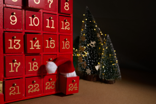 Calendrier rouge avec toutes les cases à ouvrir jusqu'au jour de Noël