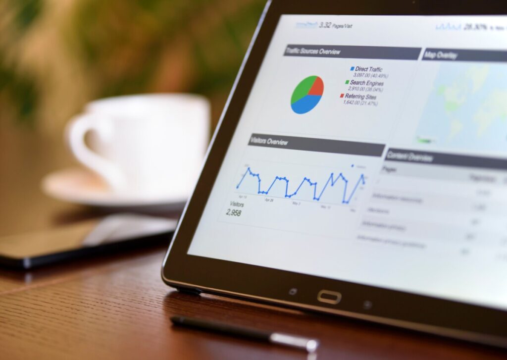 tablettes montrant les performances d'un site internet avec le trafic et le nombre de visiteurs