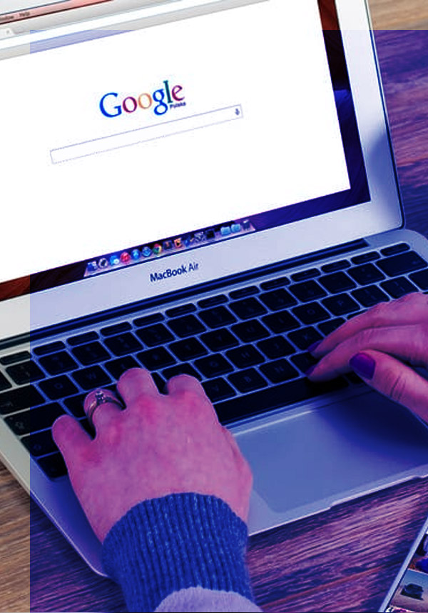 Une personne qui fait recherche sur google