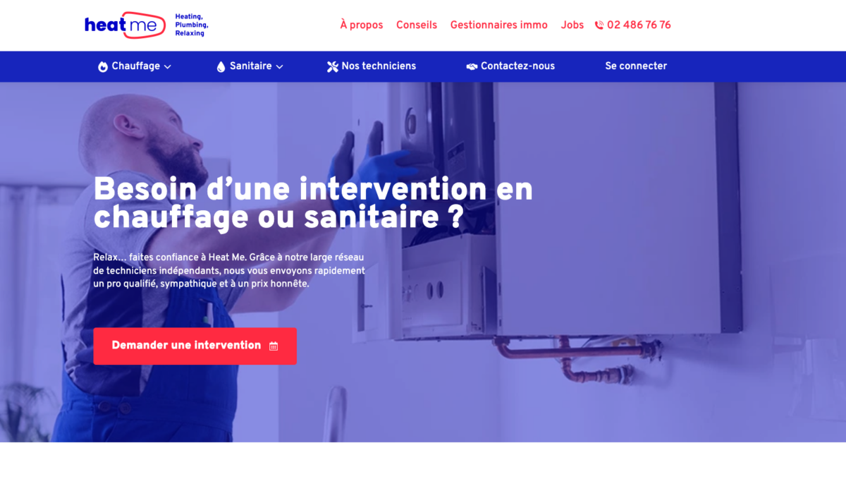 La page d'accueil du site web Heat Me, un fond bleu foncé avec un chauffagiste qui installe une chaudière