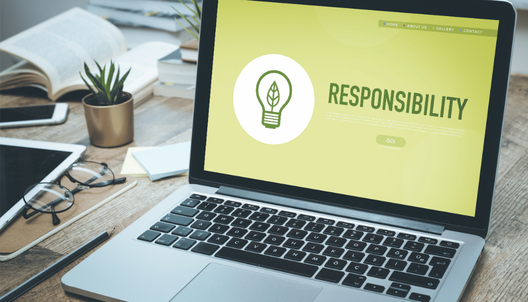 ordinateur avec écran site web reponsable