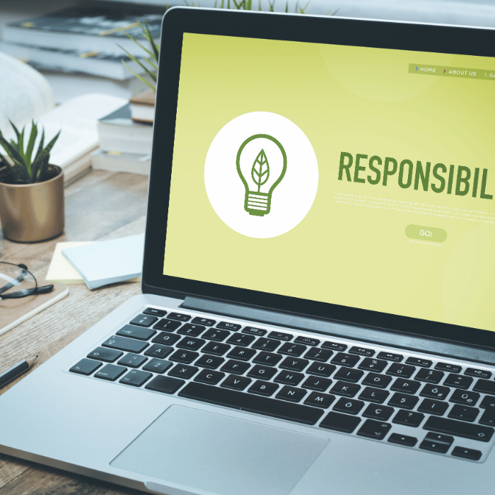 ordinateur avec écran site web reponsable