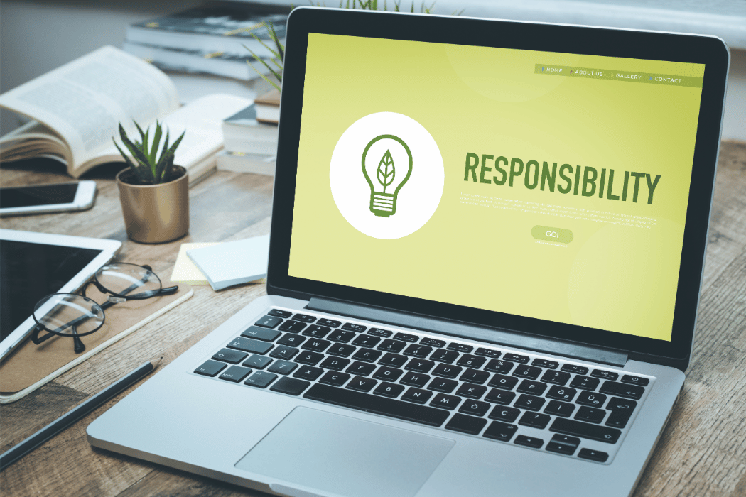 ordinateur avec écran site web reponsable