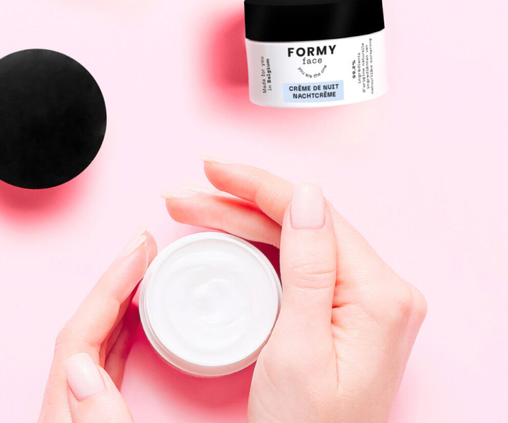 tester-produits La crème de nuit de la marque Formy sur un fond rose
