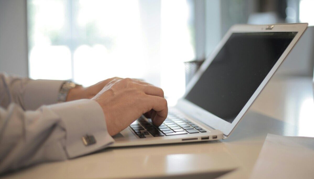 Homme expert en référencement seo qui tape sur un clavier d'ordinateur