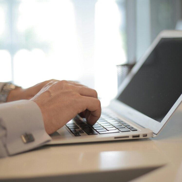 Homme expert en référencement seo qui tape sur un clavier d'ordinateur
