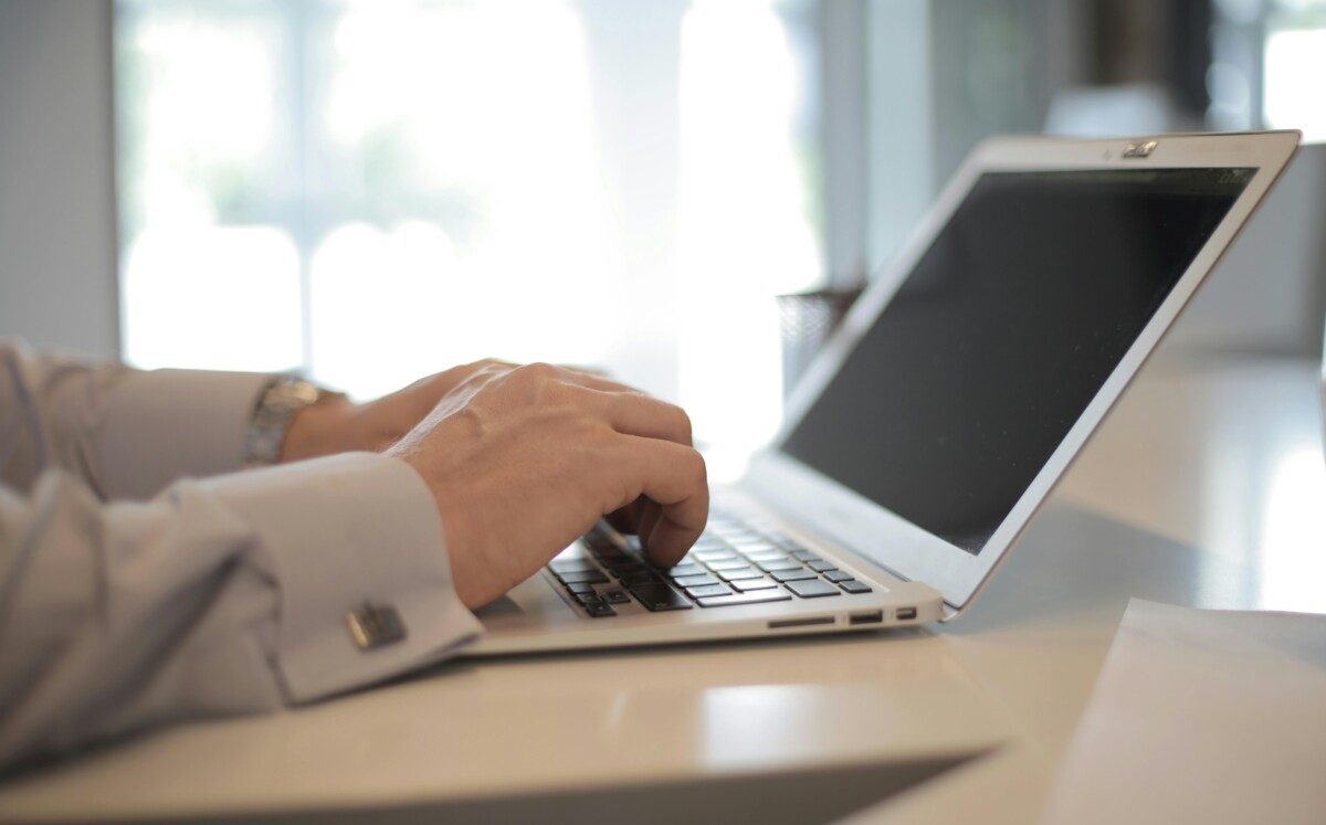 Homme expert en référencement seo qui tape sur un clavier d'ordinateur