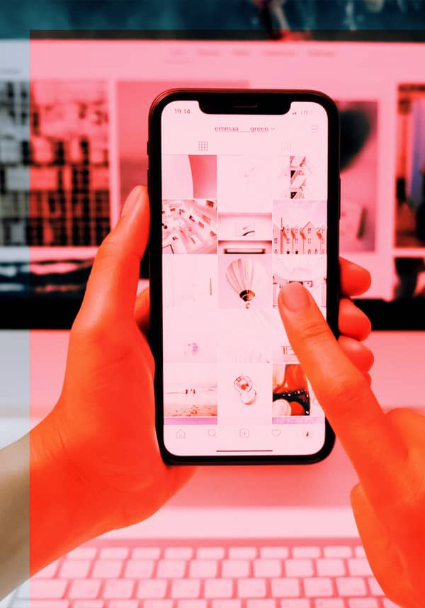 Deux mains qui tiennent un smartphone qui est ouvert sur le réseau social Instagram