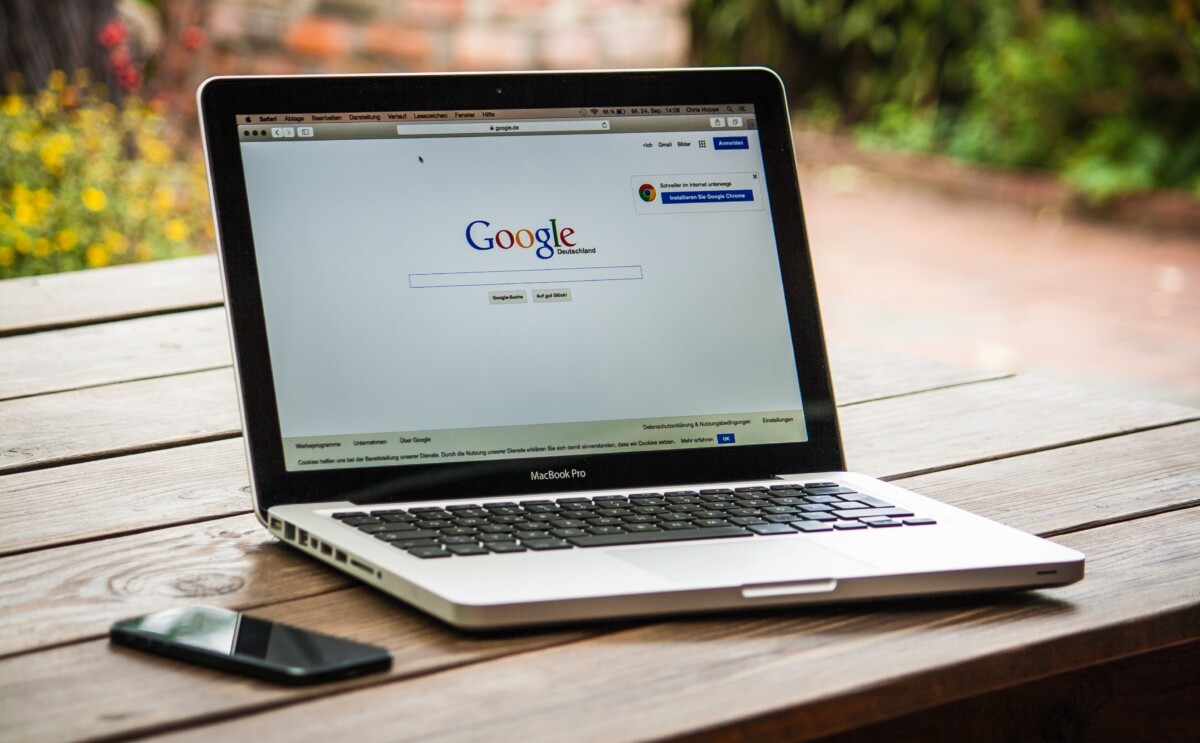 Ordinateur portable avec la page d'accueil de Google