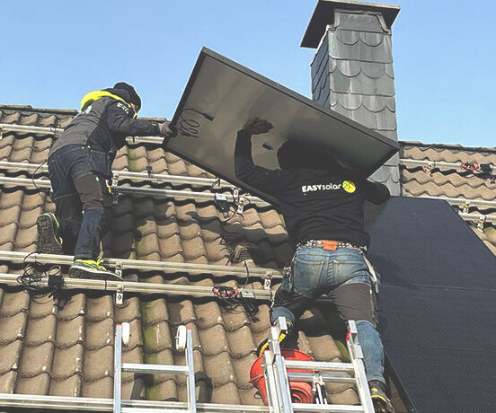 easy-solar-equipe Easy Solar qui installe des panneaux photovoltaïques sur le toit d'une maison