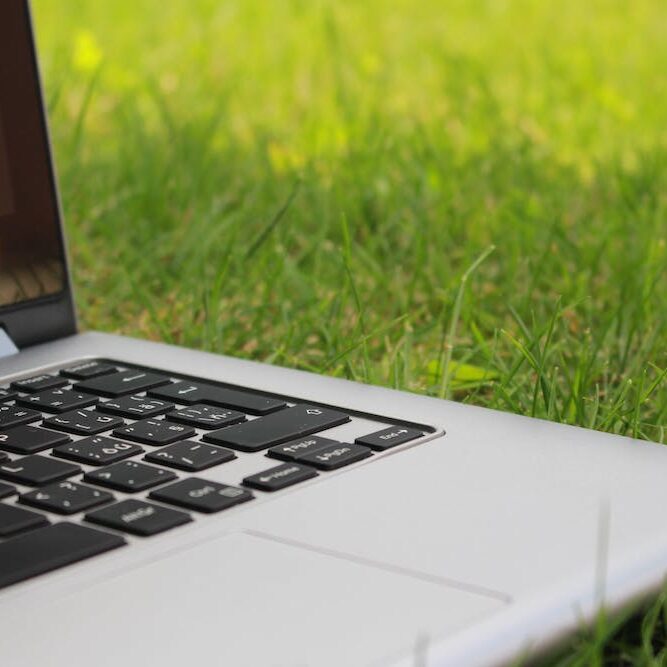 Ordinateur portable posé dans l'herbe