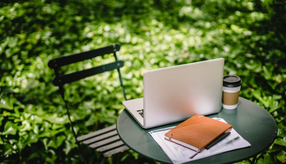 ordinateur-verdure Ordinateur portable posé sur une table dans une jardin