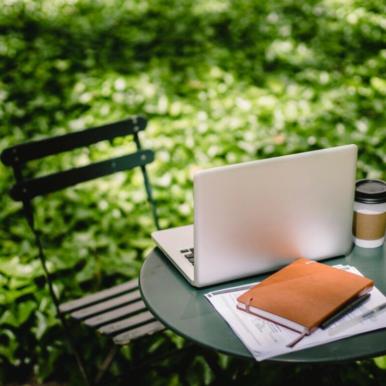 Ordinateur portable posé sur une table dans une jardin