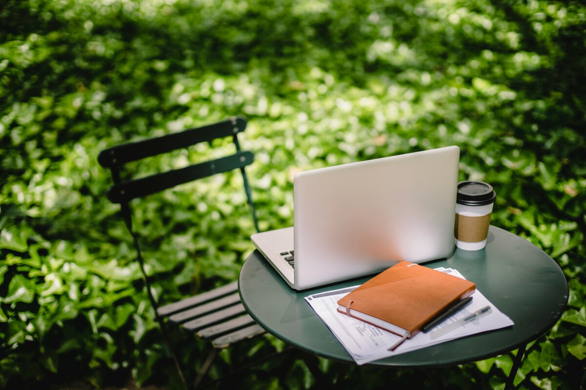 Ordinateur portable posé sur une table dans une jardin