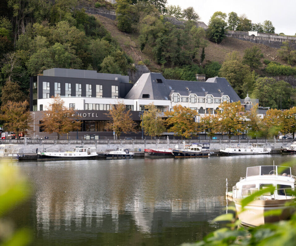 vue-casino-de-namur Hotel du Casino de Namur avec les bateaux et la vue sur les arbres en arrière-plan