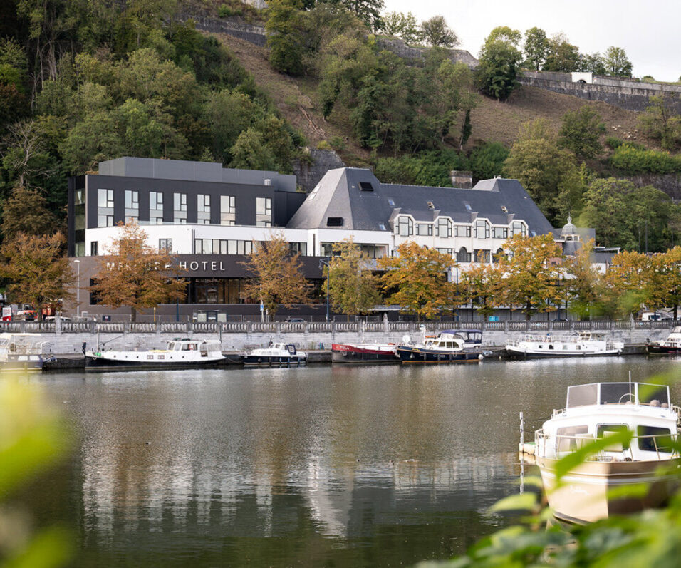 vue-casino-de-namur Hotel du Casino de Namur avec les bateaux et la vue sur les arbres en arrière-plan