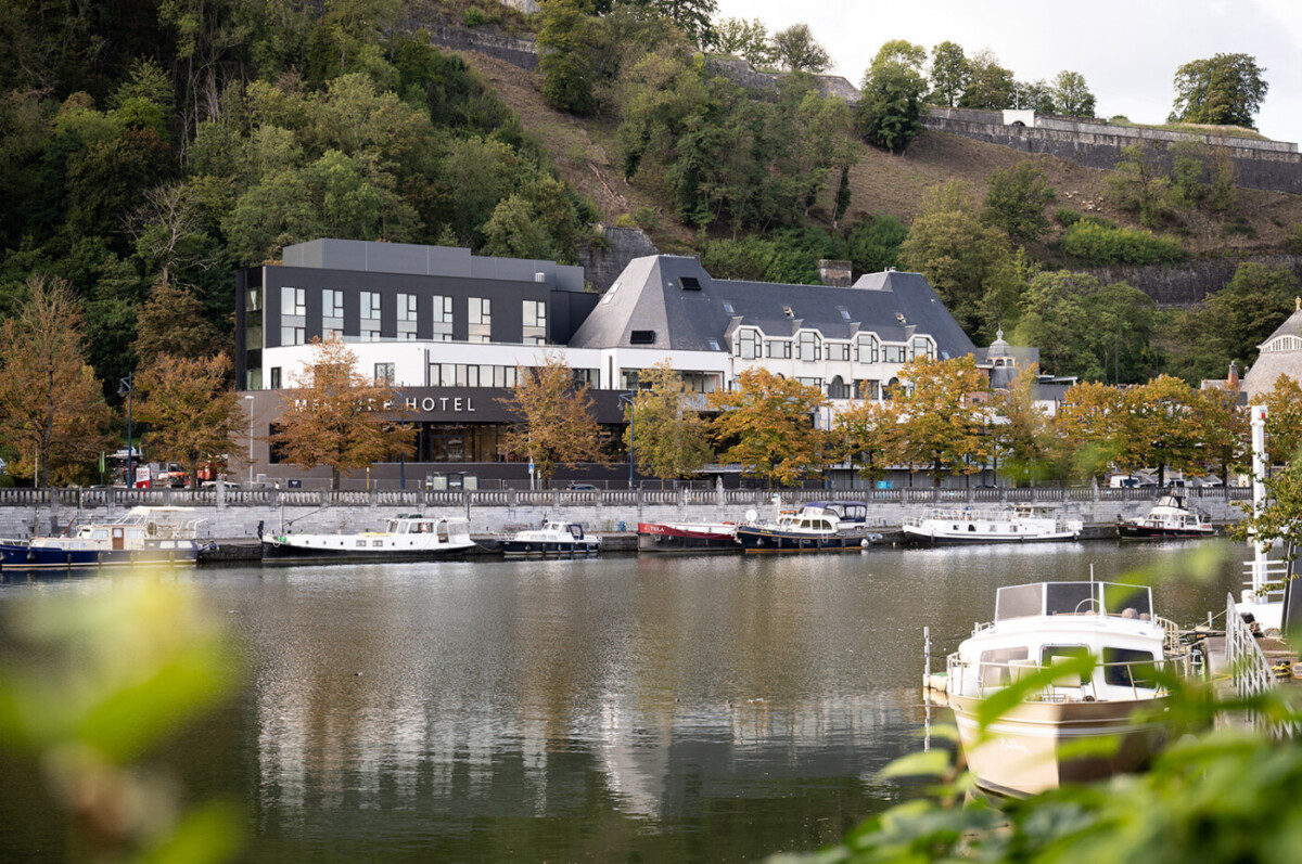 Hotel du Casino de Namur avec les bateaux et la vue sur les arbres en arri&egrave;re-plan