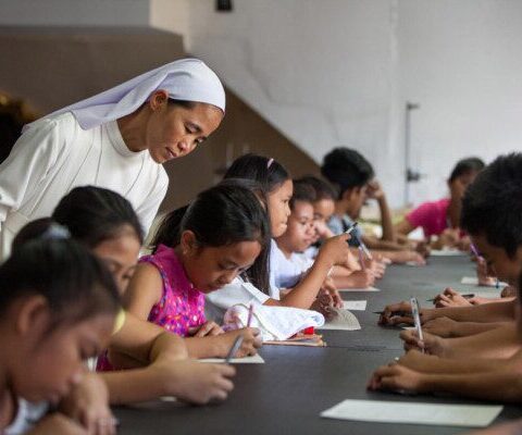 Des soeurs qui s'occupent d'enfants