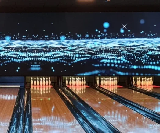 piste-bowling Ecran led dans un bowling, par l'entreprise Bowling Media dont le site web a été réalisé par l'agence Poush