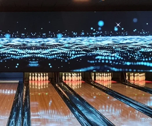 piste-bowling Ecran led dans un bowling, par l'entreprise Bowling Media dont le site web a été réalisé par l'agence Poush