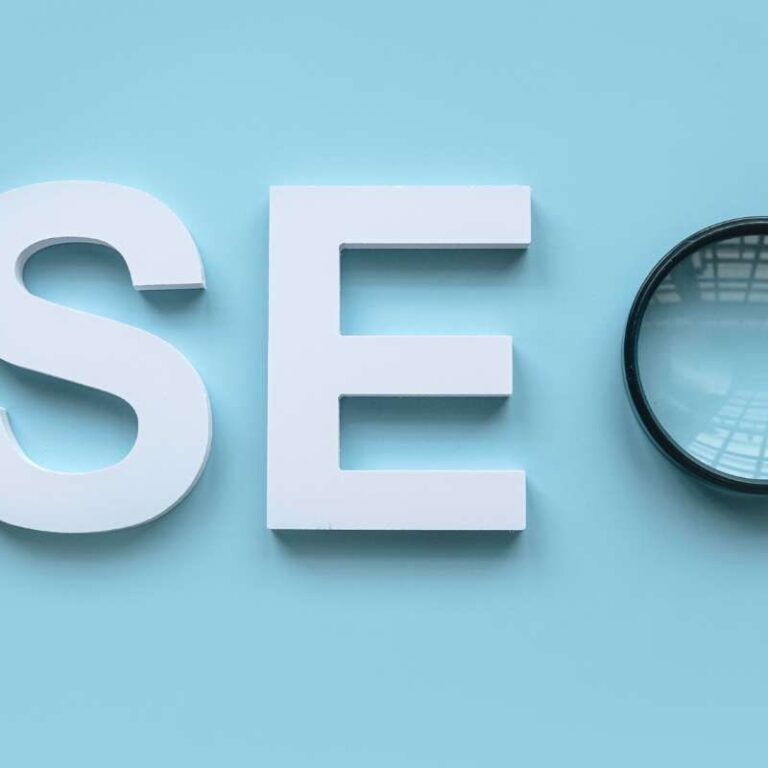 POUSH-intention-de-recherche-seo Lettre S et E sur fond bleu avec un loupe noire pour former le mot SEO