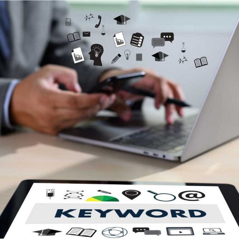 Un homme utilise son smartphone et son ordinateur portable, entouré d'icônes de communication et d'éducation. À côté, une tablette affiche 'KEYWORD' avec des icônes de recherche et gestion.