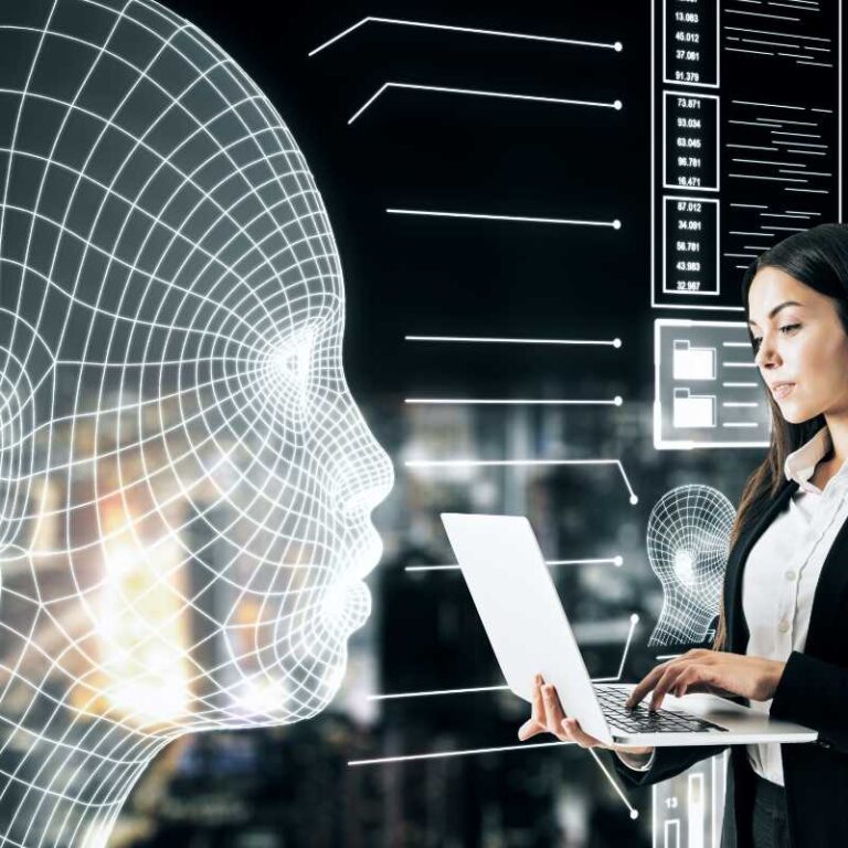 Femme devant un ordinateur qui travaille avec une IA pour le SEO