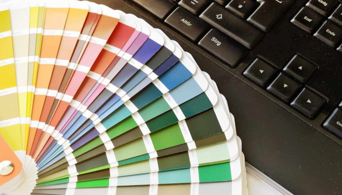 Design sans titre – 1 Palette de couleurs ouverte en éventail et posée sur un clavier d'ordinateur